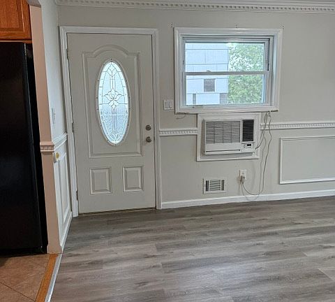 3rd image of 805 Armstrong Ave Floor 1