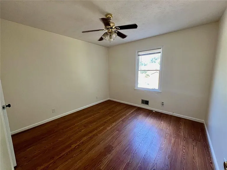 4005 Shallowford Rd — Photo 11