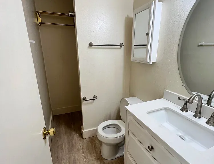 112 Lady Bird Ln #G — Photo 3