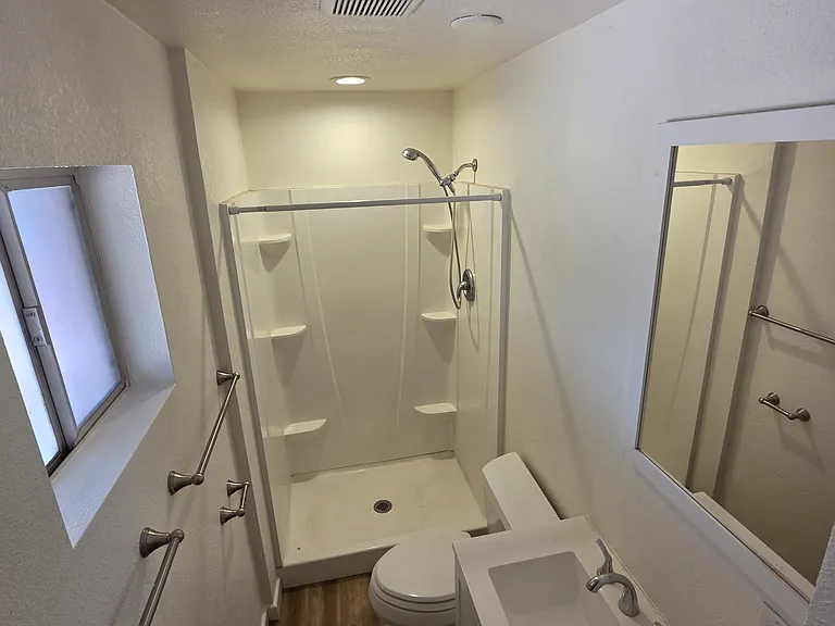 719 W 10th St — Photo 17