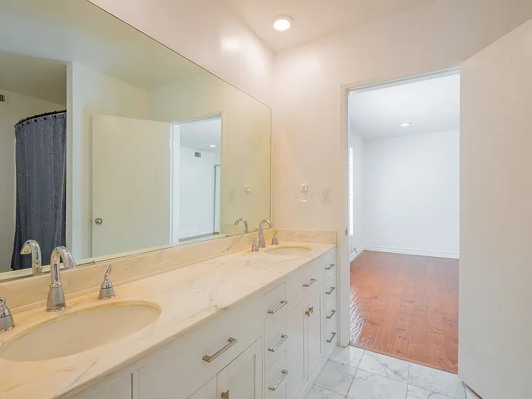 4321 Clear Valley Dr — Photo 37