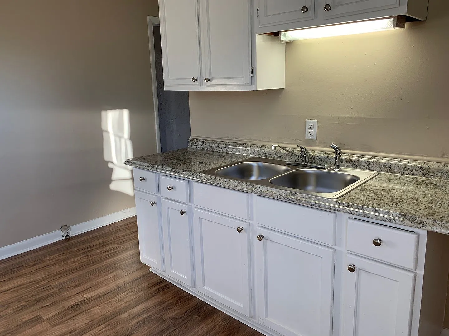 Cozy 2 bedroom, 1 bath with large yard — Photo 4