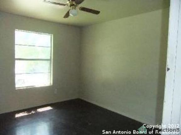 4th image of 2451 Wyoming St