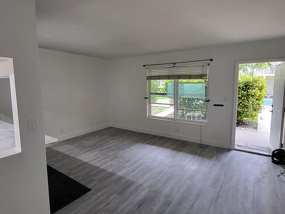 4th image of 1012 SE 15th St APT 10