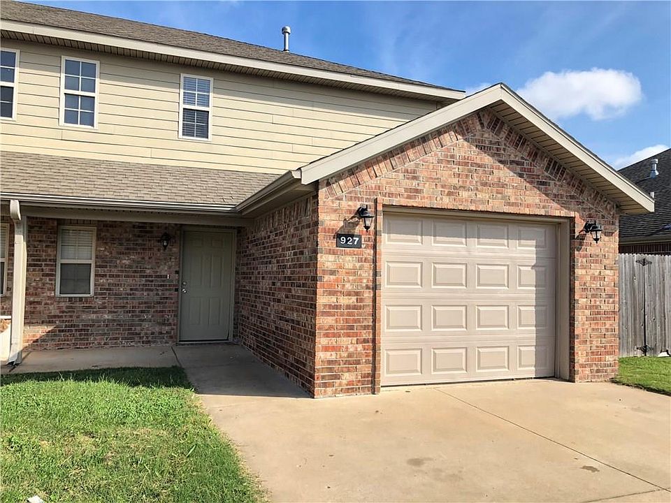 1st image of 927 Oak Crossing Dr