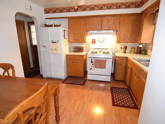 2nd image of 816 3rd Ave S