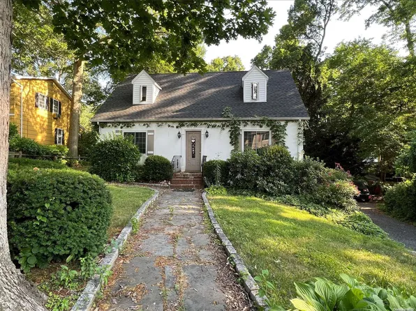 22 Horton Drive, Huntington Station, NY 11746