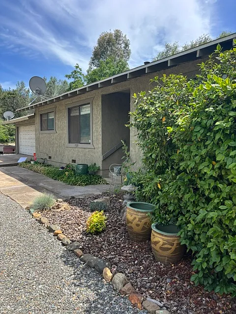3 bed, 2.5 bath, 2300 sqft, $2,700 — Photo 1