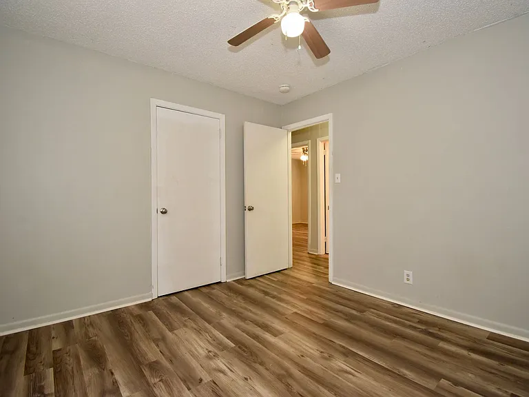 808 Laura Ln — Photo 6