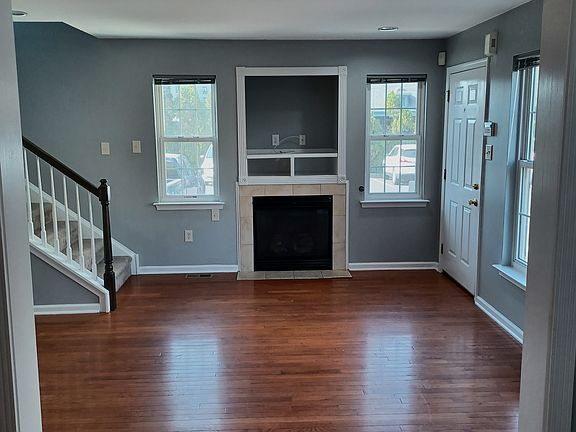 The light-filled end unit offers a nice size living room, with gleaming hardwood floors, cozy gas fireplace and media built-ins.