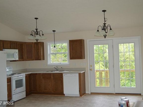2nd image of 556 Stonewall St