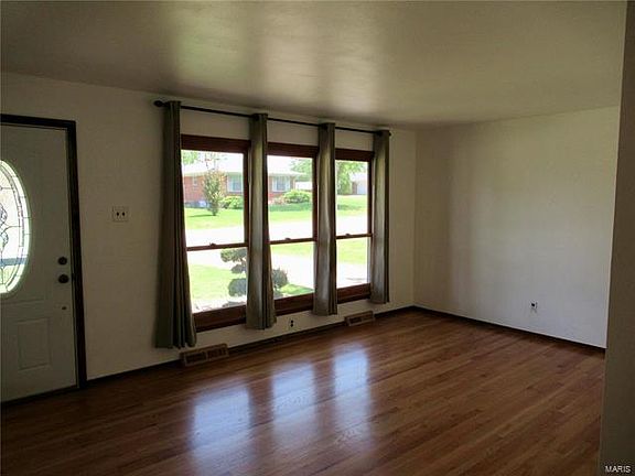 3rd image of 806 Walden Dr