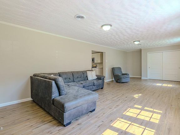 4th image of 2331 Webb Rd