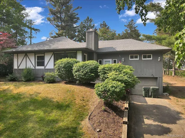 892 Heights Rd, Lake Orion, MI 48362