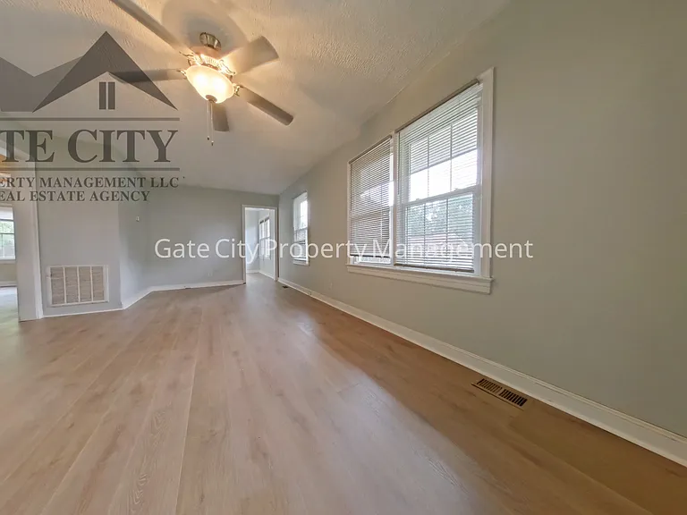 1218 Guyer St — Photo 4
