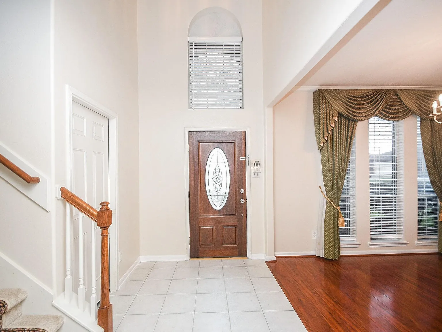 4 bed, 3.5 bath, 2606 sqft, $2,400 — Photo 2