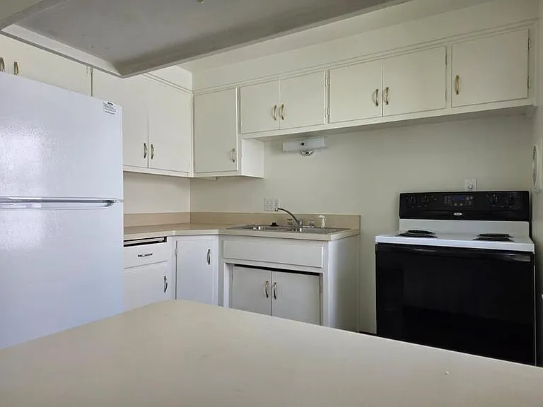 1095 Gillingham Rd #D — Photo 4