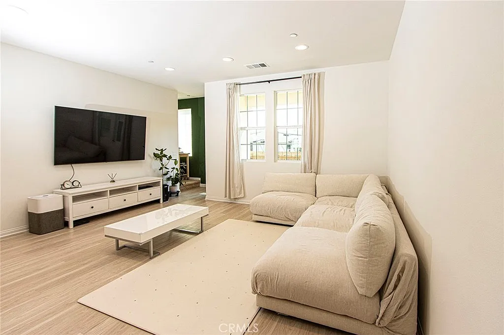 4 bed, 3.5 bath, 1870 sqft, $4,300 — Photo 3