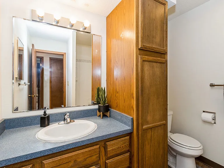 808 Oakcrest Street — Photo 8