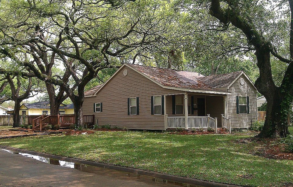2nd image of 162 W Oak Ln