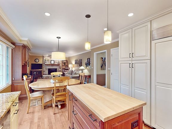 4th image of 153 W Imperial Ct