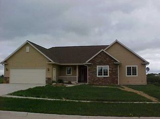 630 Country Side Ln, Pella, IA 50219