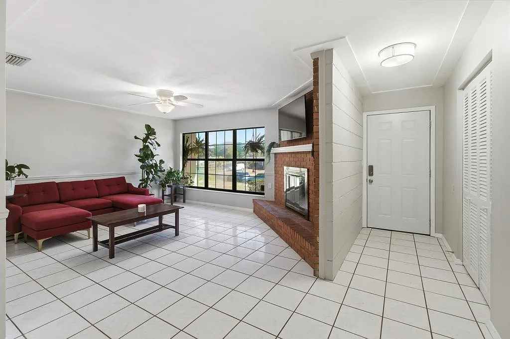1411 Crest Dr — Photo 3