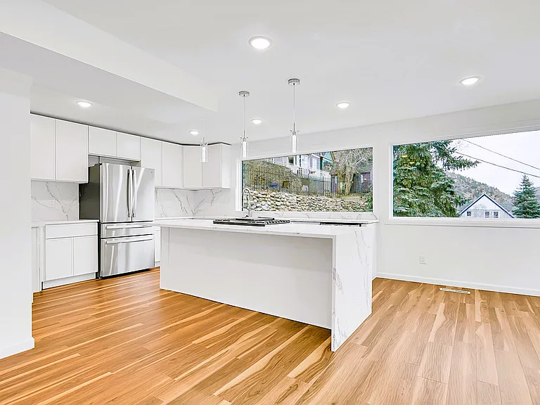 325 14th Ave — Photo 7