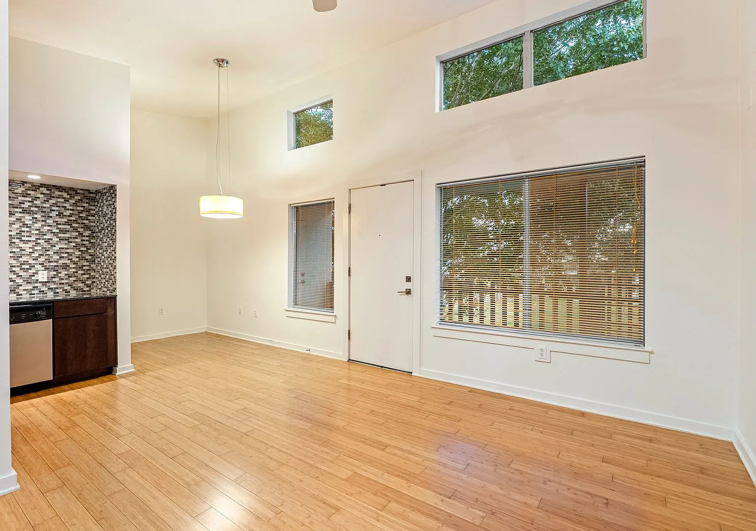 Stunning 1 bedroom, 1 bathroom home in Akoya Condominiums — Photo 4