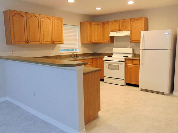 2nd image of 10 W Towne Pl