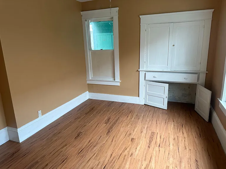 Back bedroom, built in cabinet.