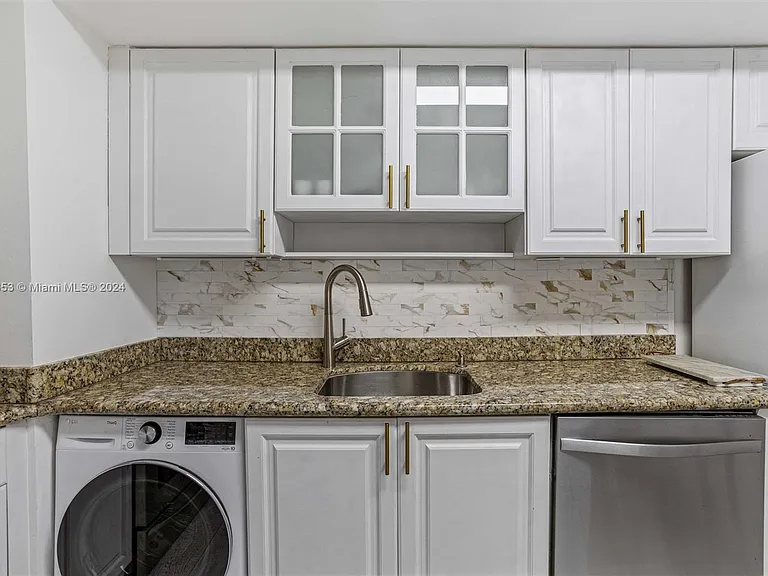 9195 Collins Ave #1104 — Photo 26