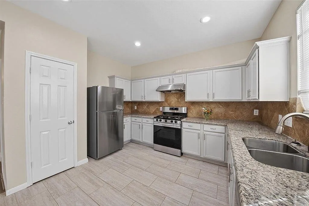 3 bed, 2.5 bath, 1818 sqft, $1,924 — Photo 4