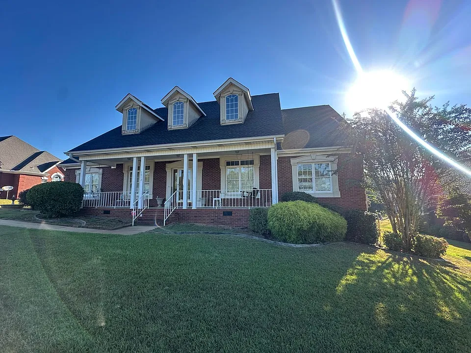 1012 Carrie Ct SW