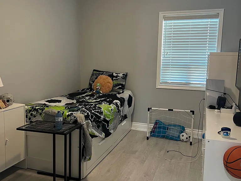 376 Blackthorn Ave #UPPER — Photo 14