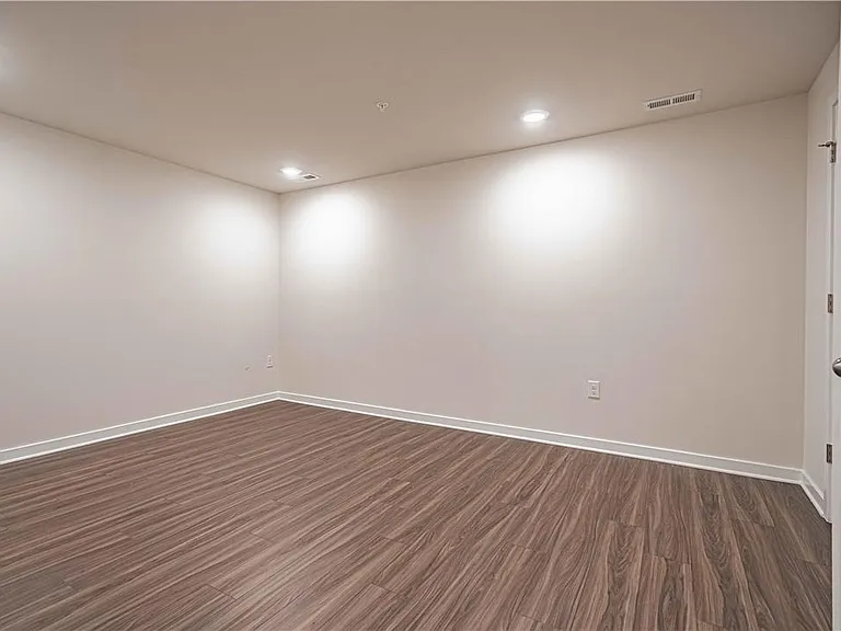 7640 Clayton Ave — Photo 3