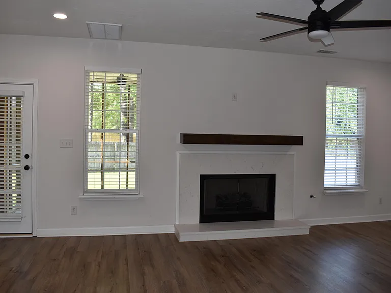 201 Bainbridge Dr — Photo 5