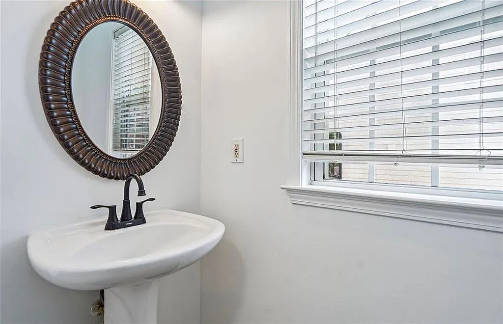 5 bed, 3.5 bath, 4693 sqft, $3,500 — Photo 4