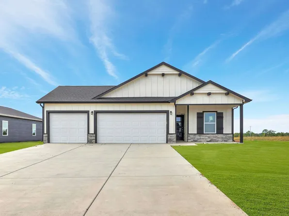 1611 N Emerald Valley Dr, Mulvane, KS 67110