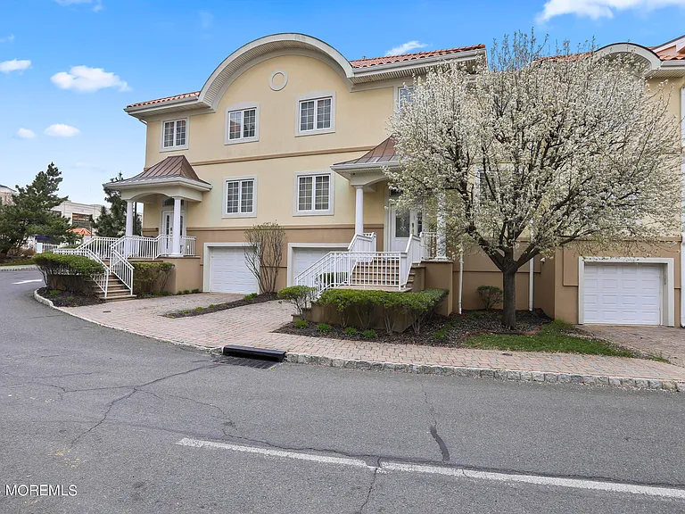 12 Riviera Dr — Photo 1