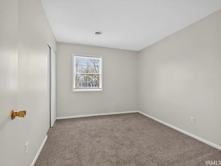 924 E Washington Center Rd — Photo 17