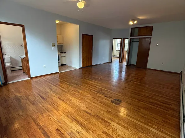 350 Vanbrunt Street 2 image 2 of 9