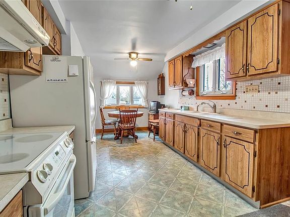 5th image of 3563 James St