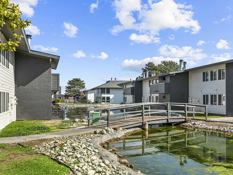 Exterior Lakeside Apartments in Kennewick, WA