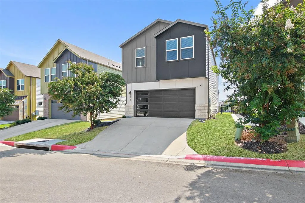3 bed, 2.5 bath, 2072 sqft, $2,795 — Photo 2