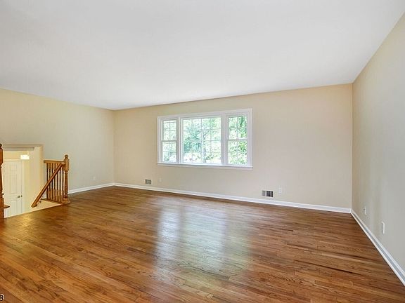 4th image of 11 Ashwood Dr