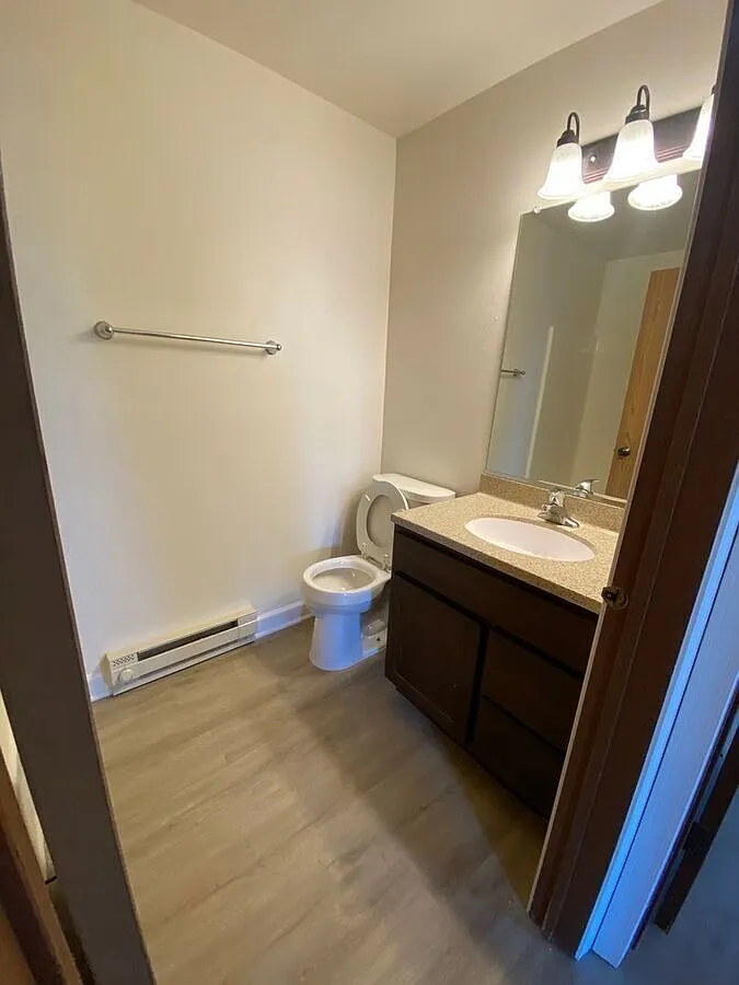 Spacious 2-Bedroom Apartment in Kenosha Great Location! — Photo 1