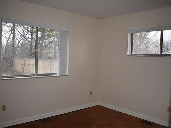 5th image of 2632 Greenbrier Dr