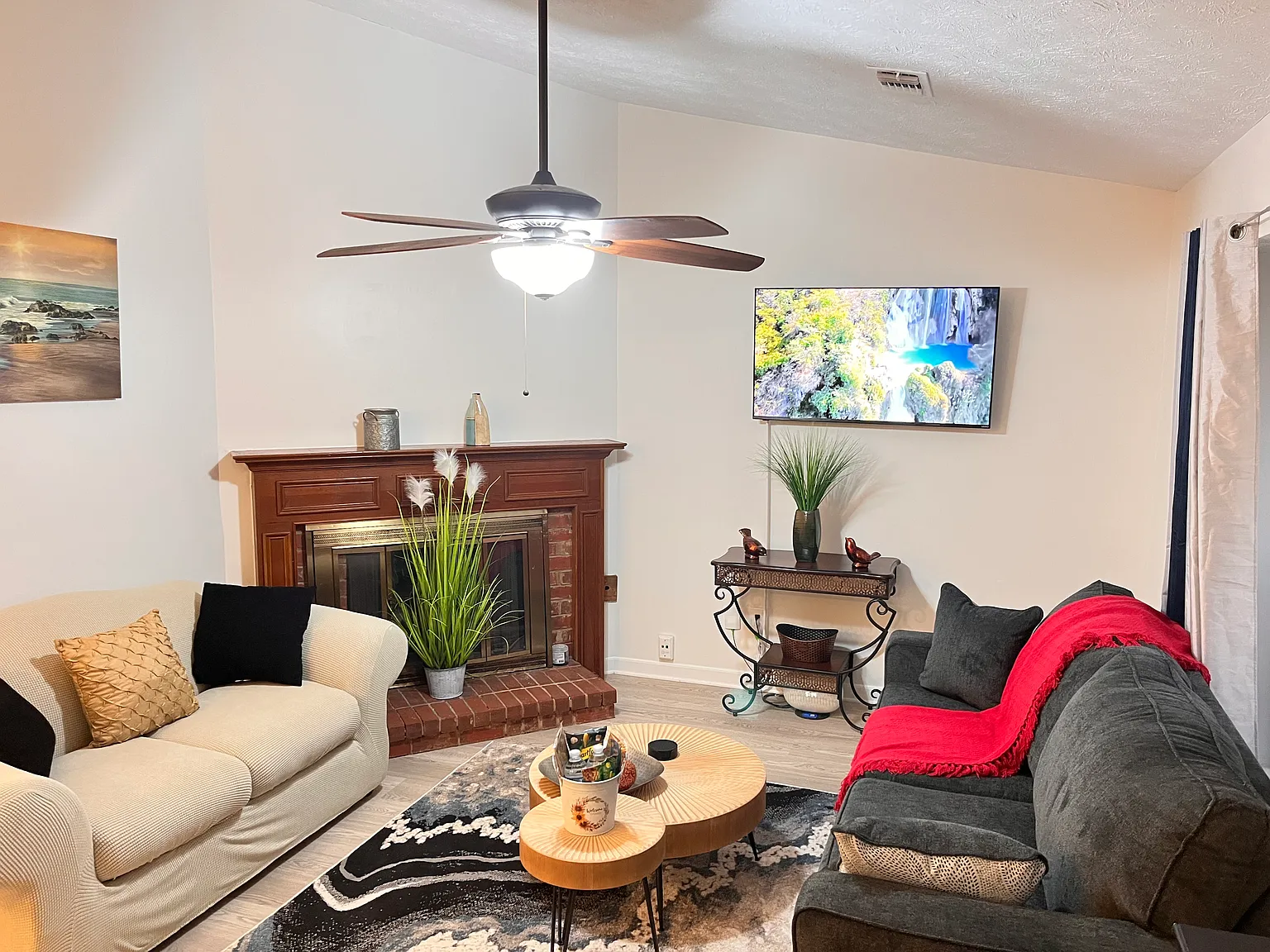 3 bed, 1049 sqft, $3,295 — Photo 3
