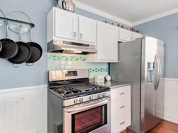 2nd image of 1340 Oaklawn St NE